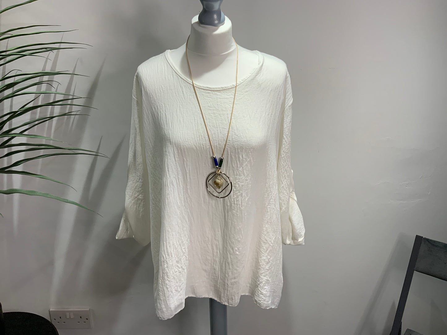 Dipped Hem Pleated Back Top with Necklace