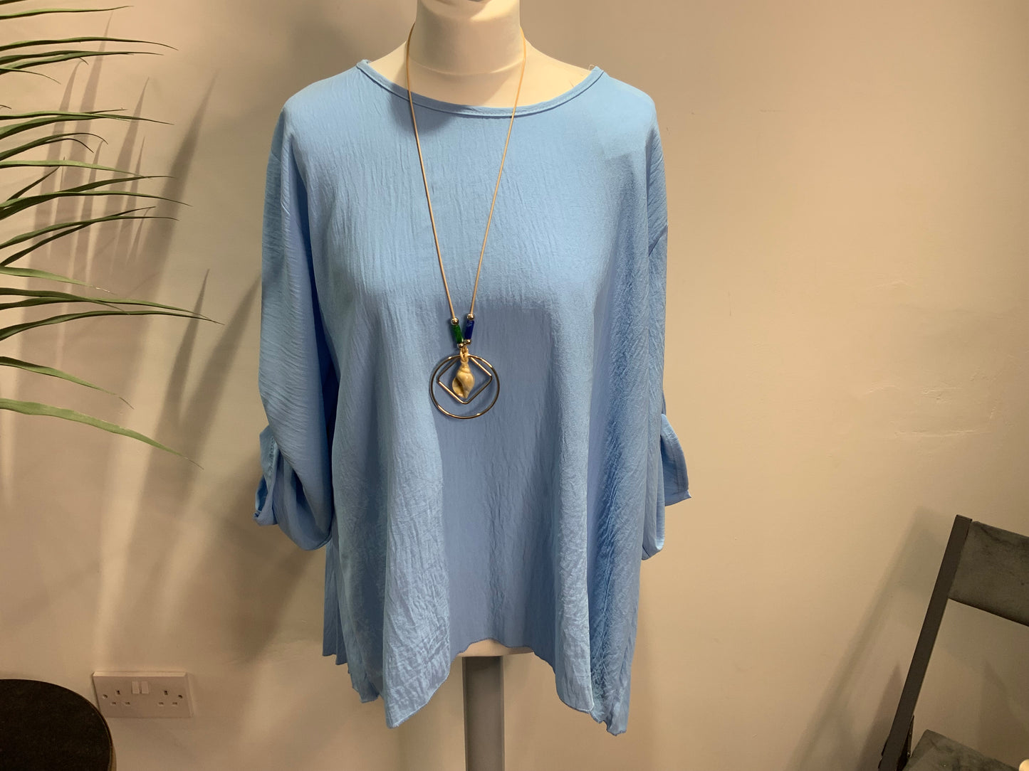 Dipped Hem Pleated Back Top with Necklace